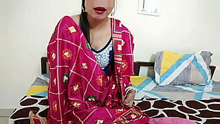 bhabhi in sari havig sexy back