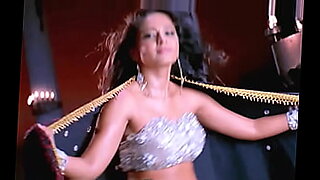 anushka shetty hot boobs press