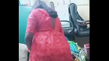 indian aunty pieing